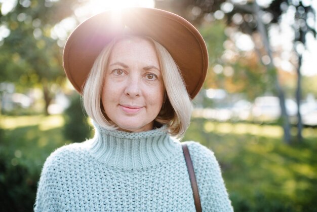 写真 帽子をかぶった成熟した女性の肖像画