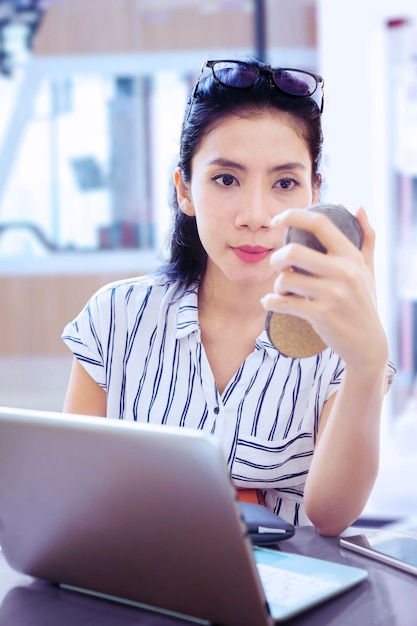 写真 携帯電話を使っている中年男性の肖像画