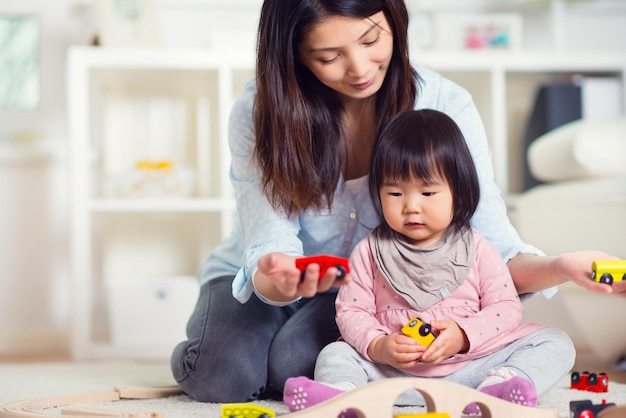 写真 家にいる母と娘の肖像画