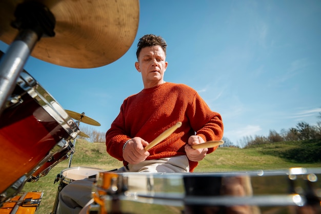 Foto portrait of musician playing percussion instrument for world music day