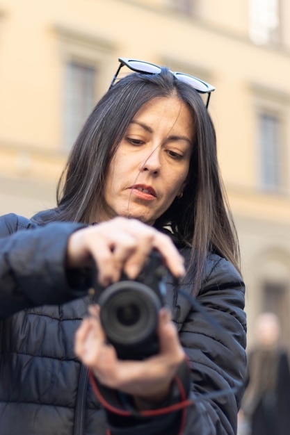 写真 フォトグラファーの肖像画 フォトの背景はフィレンツェ イタリア 50mmレンズ