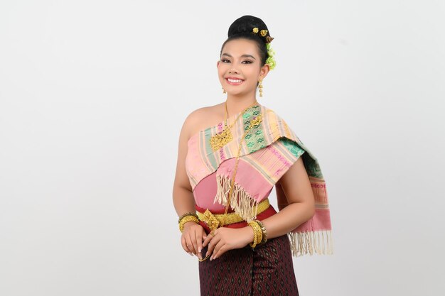 Фото Портрет красивой женщины в тайской традиционной одежде красивая стоящая поза