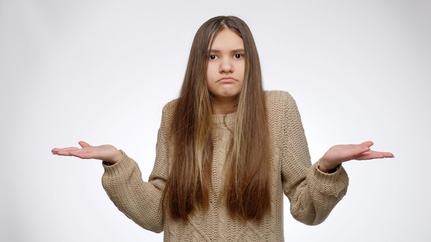 写真 白いスタジオの背景のポケットに何かを探している迷った女の子の肖像画