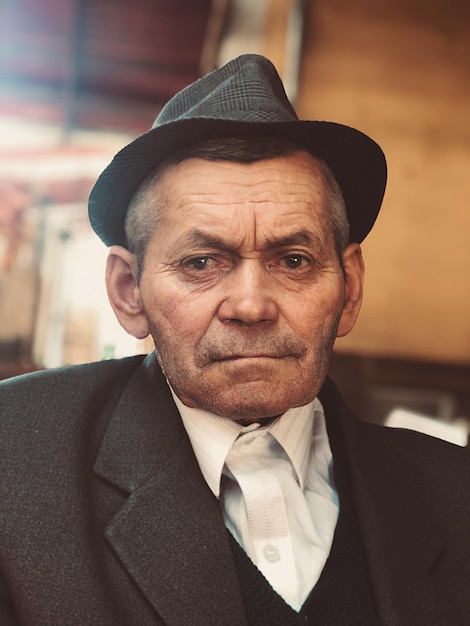 写真 帽子をかぶった年配の男性の肖像画