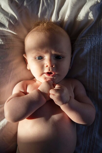 写真 シャツのない赤ちゃんの肖像画