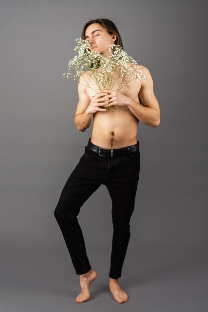 花を持っている上半身裸の男の肖像画