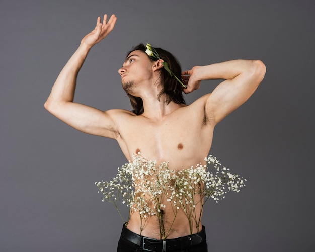 写真 彼の髪に花を着ている上半身裸の男の肖像画