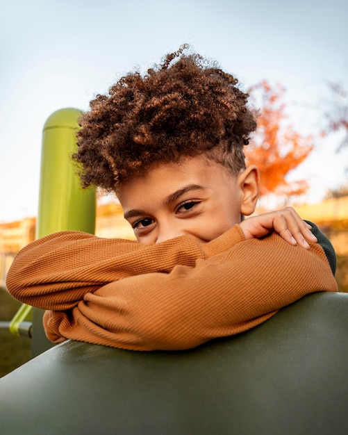 写真 恥ずかしがり屋の小さな男の子の肖像画