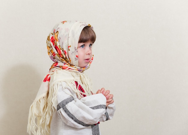 伝統的なウクライナスタイルの小さなかわいい女の子の肖像画 プレミアム写真