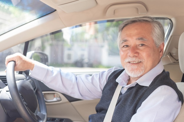 웃는 아시아 노인, 노인, 차를 운전하는 노인의 초상화