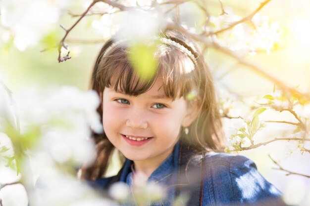 写真 植物の中の笑顔の女の子の肖像画