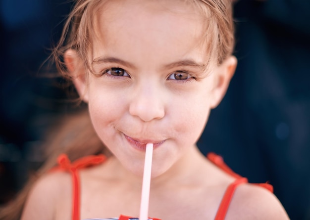 写真 ジュースを飲んでいる笑顔の女の子の肖像画