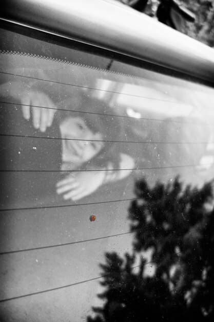 사진 웃는 소녀 의 초상화 는 자동차 뒷 바람창 을 통해 볼 수 있다