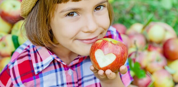 写真 リンゴを持った笑顔の女の子の肖像画