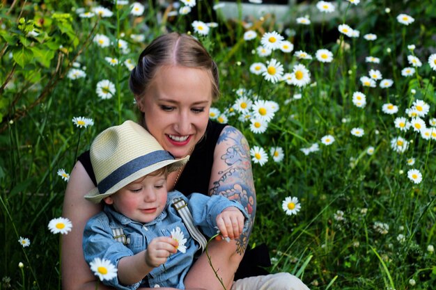 写真 植物に花を飾った笑顔の女の子の肖像画