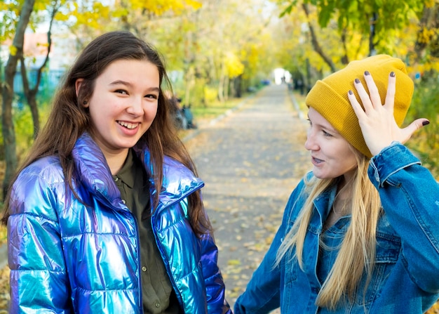 写真 笑顔の女の子と姉妹の肖像画