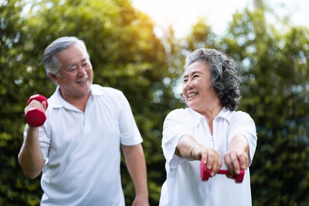 写真 ぼんやりした背景に立っている笑顔の男の肖像画