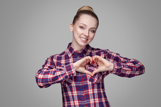 写真 灰色の背景に笑顔のティーンエイジャー女の子の肖像画