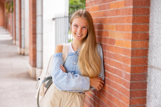 写真 笑顔の 10 代の少女の肖像画