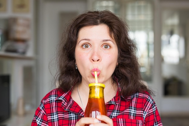 写真 飲み物を飲んでいる笑顔の女性の肖像画