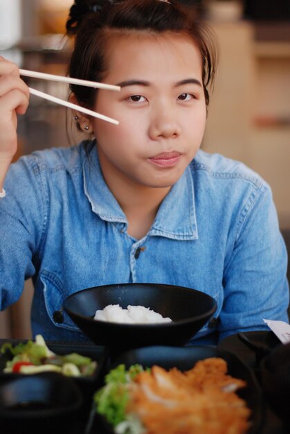 사진 레스토랑 에서 음식 을 먹고 있는 웃는 여자 의 초상화