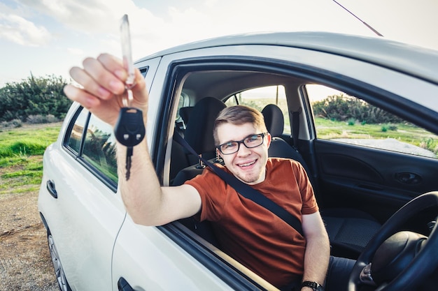 写真 車の中で笑顔の女性の肖像画