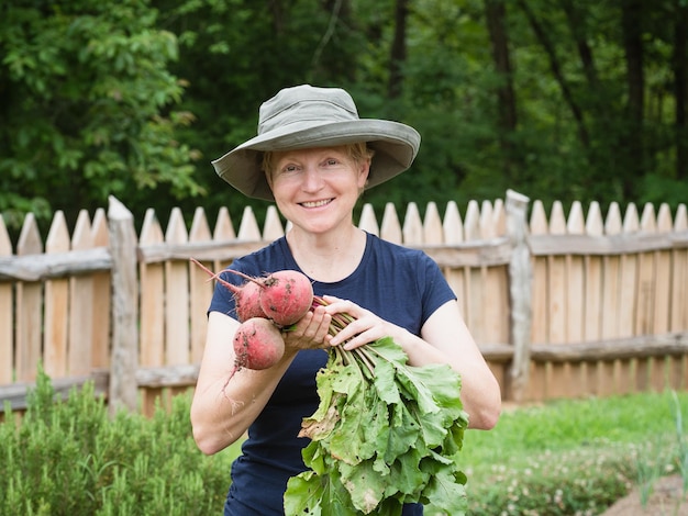 Фото Портрет улыбающейся молодой женщины с овощами