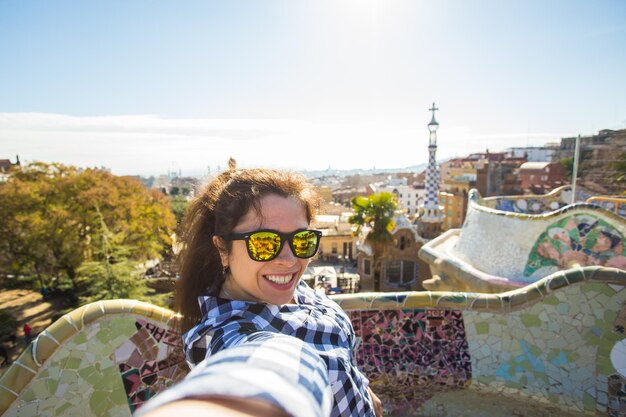 写真 空の向こうのプールで笑顔の若い女性の肖像画