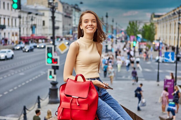 写真 街の通りで笑顔の若い女性の肖像画