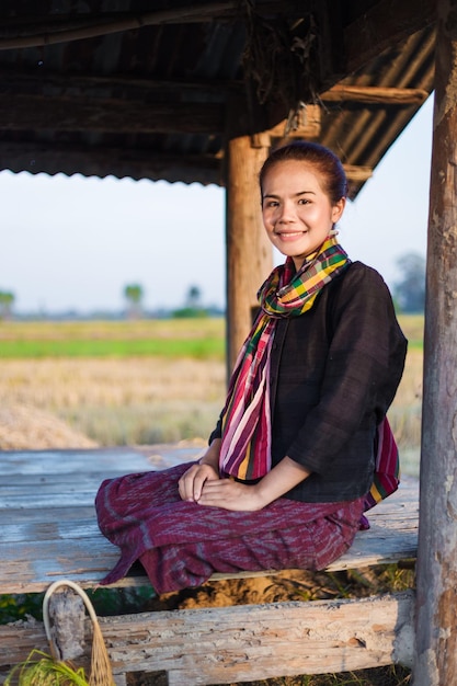 Фото Портрет улыбающейся молодой женщины, сидящей на суше
