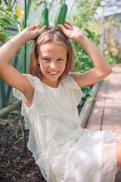 写真 植物に寄りかかって立っている笑顔の若い女性の肖像画