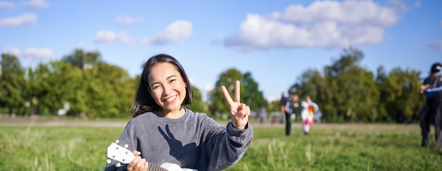 写真 空に向かって立っている笑顔の若い女性の肖像画