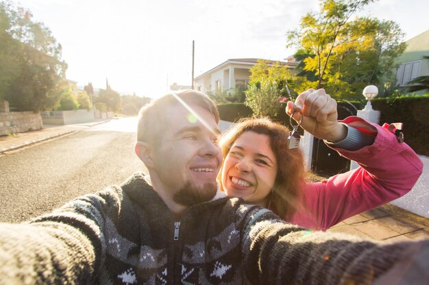 写真 携帯電話を使っている笑顔の若い女性の肖像画