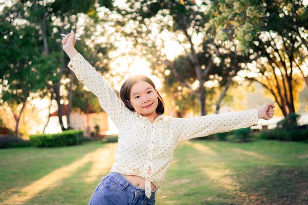 写真 笑顔の若い女性の肖像画