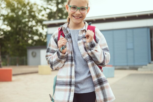 写真 外で立っている十代の女の子の肖像画