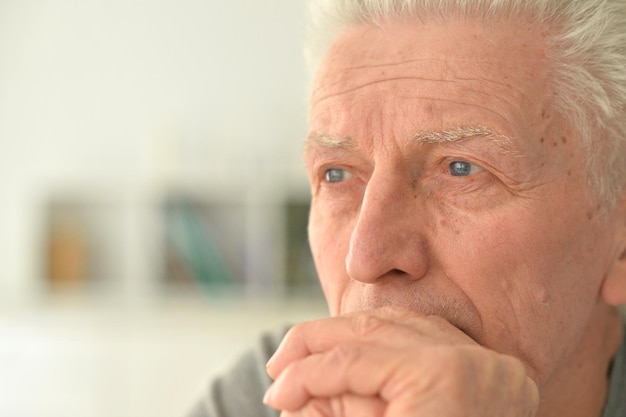 写真 思いやりのある年配の男性の肖像画