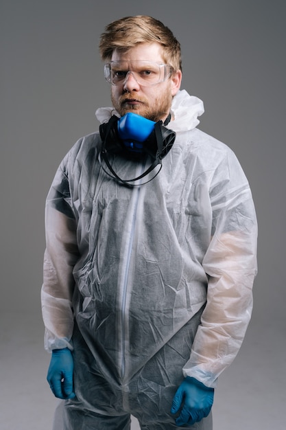 写真 つなぎ服のゴーグルと医療用呼吸器を身に着けているウイルス学者の肖像画