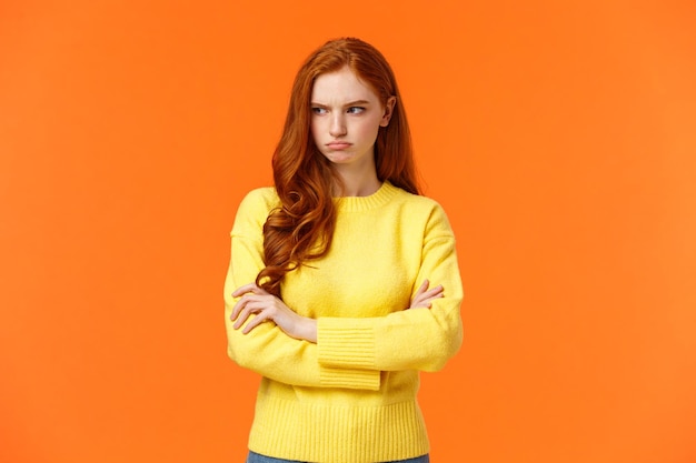 Фото Портрет женщины на оранжевом фоне