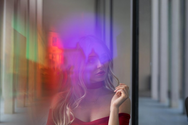 Фото Портрет женщины на окне