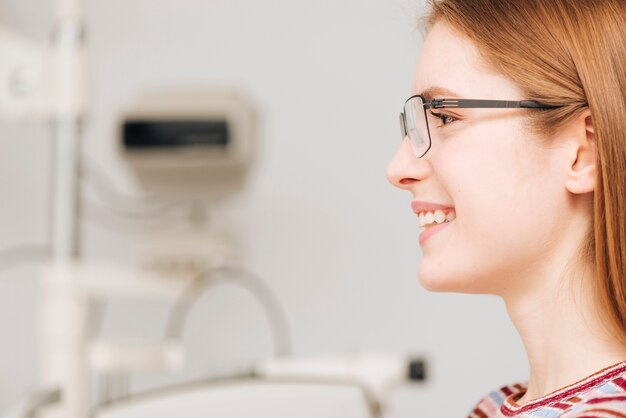 写真 検眼医での女性の肖像画