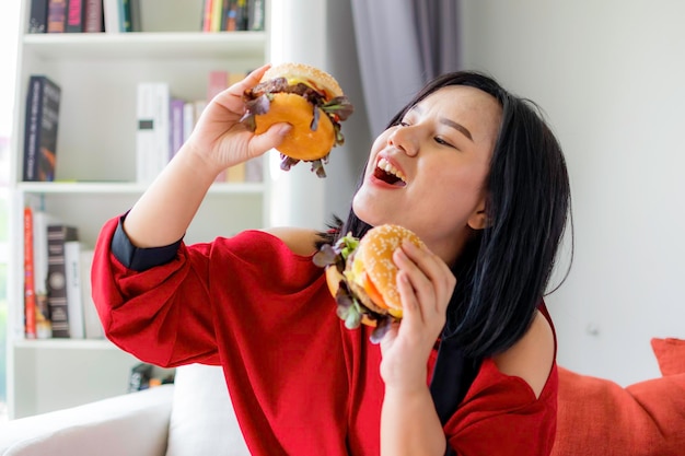 写真 家で食べ物を食べている女性の肖像画