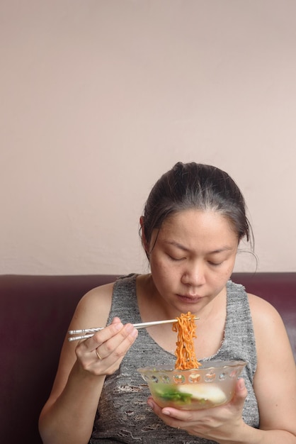 写真 食べ物を食べている女性の肖像画