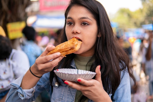 사진 음식 을 먹는 여자 의 초상화