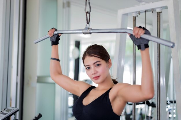 写真 ジムで運動している女性の肖像画