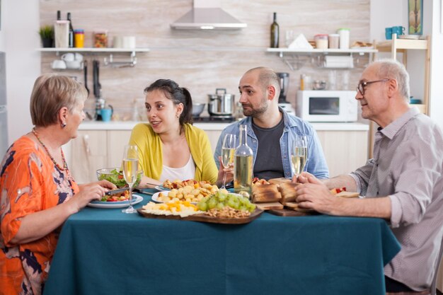 写真 食事をしている女性の肖像画