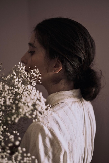 Фото Портрет женщины с букетом цветов