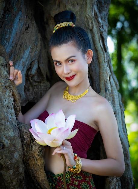 写真 花を持った女性の肖像画