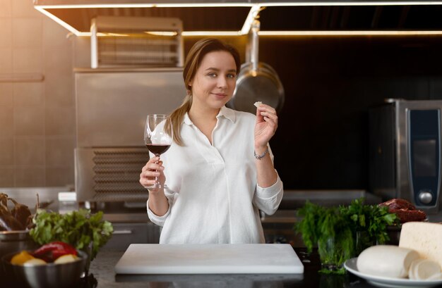 写真 食べ物を握っている女性の肖像画