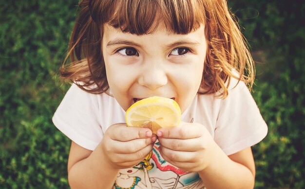 写真 アイスクリームコーンを握っている女性の肖像画