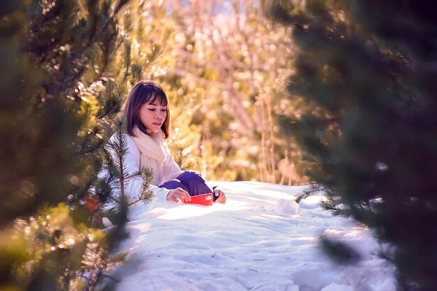 写真 雪の中の女性の肖像画